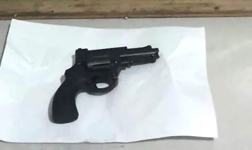 Detuvieron a dos jóvenes en villa Los Lirios, por andar en moto con un arma de juguete