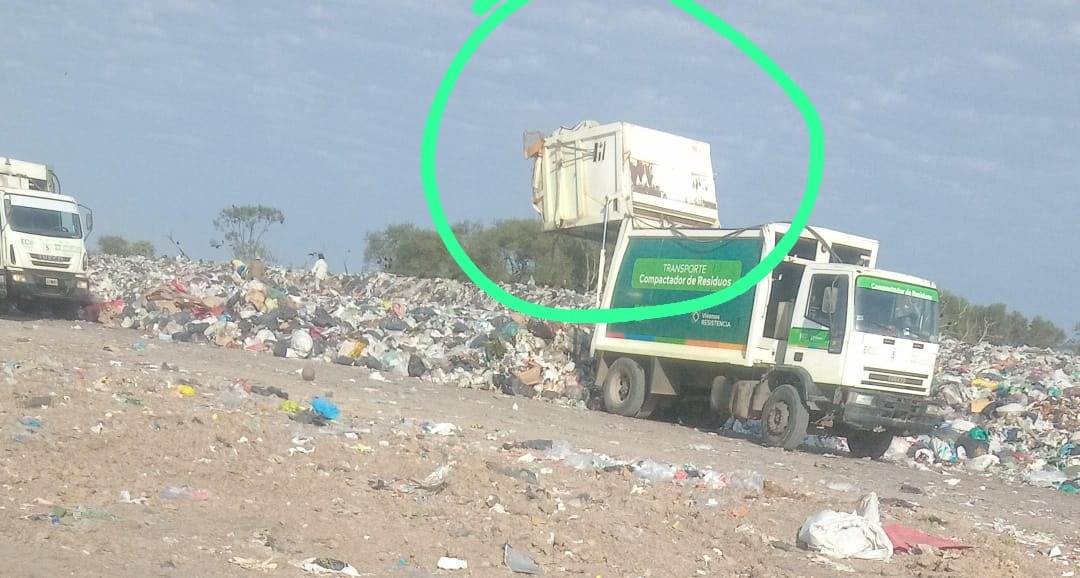 Tres personas heridas al caer la tolva de una camión de residuos de la Municipalidad de Resistencia