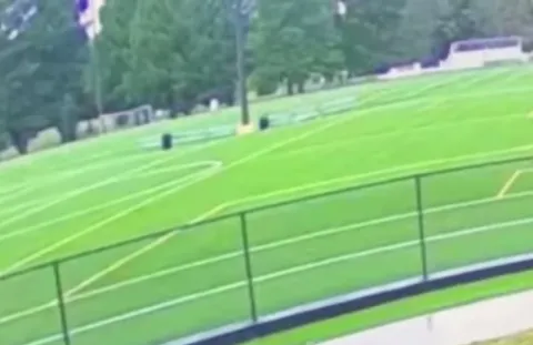 Impactante momento: un cráter gigante se abrió en un campo de fútbol y quedó registrado en las cámaras