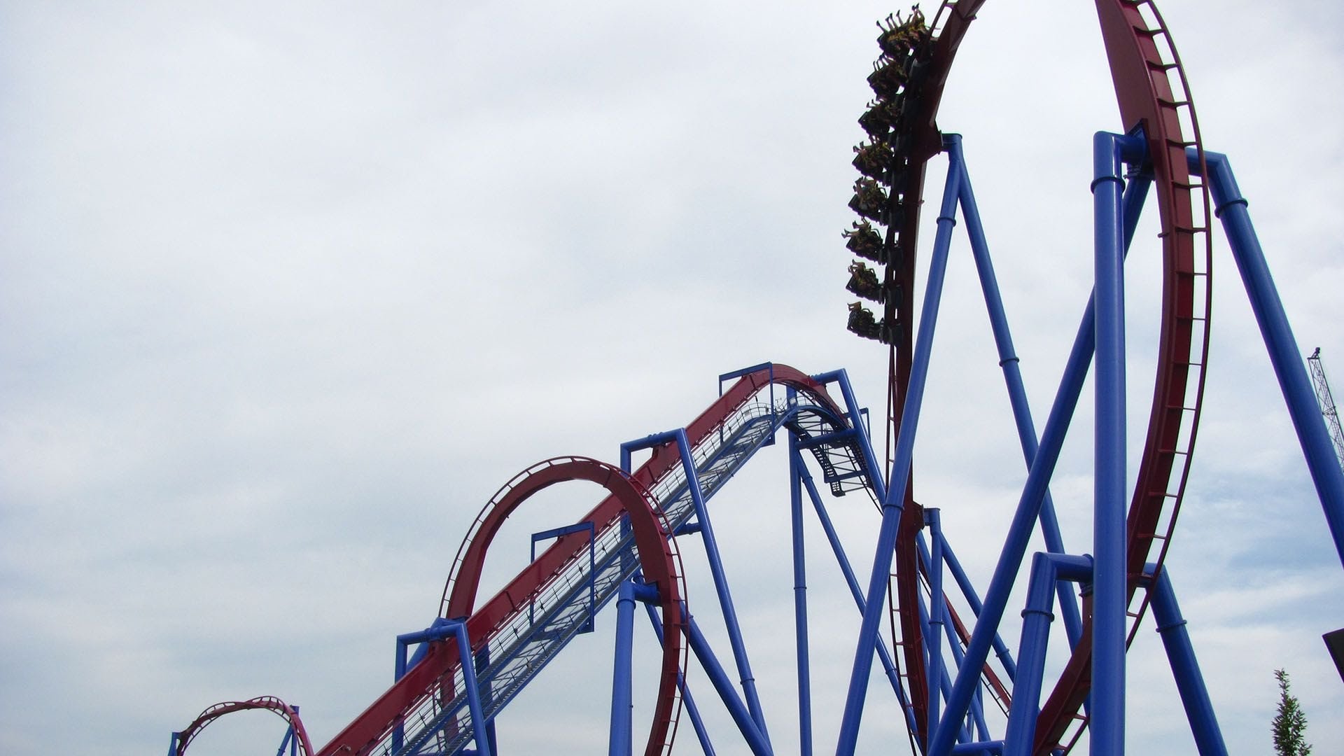 Murió un hombre en Estados Unidos tras ser atropellado por una montaña rusa