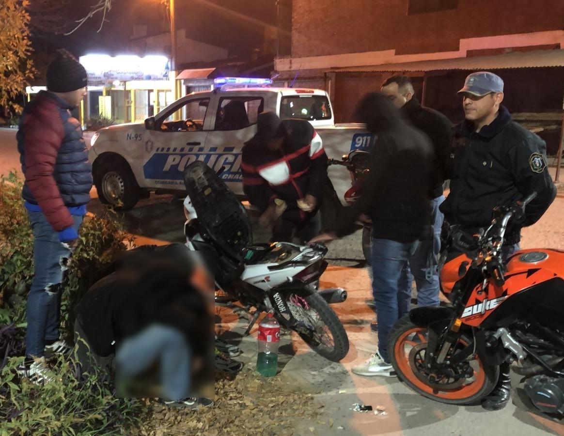 Dos jóvenes demorados con arma de fuego y estupefaciente