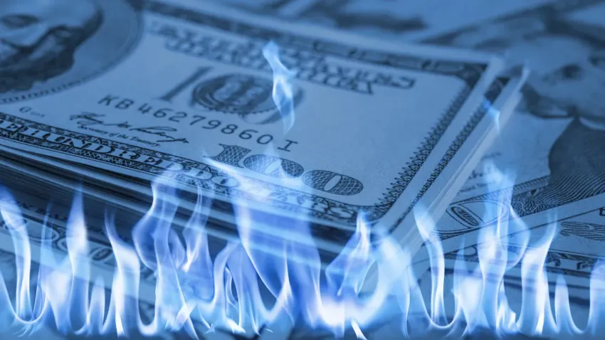 El dólar blue arrancó con todo la semana: alcanzó los $ 1300 y quebró un nuevo récord histórico