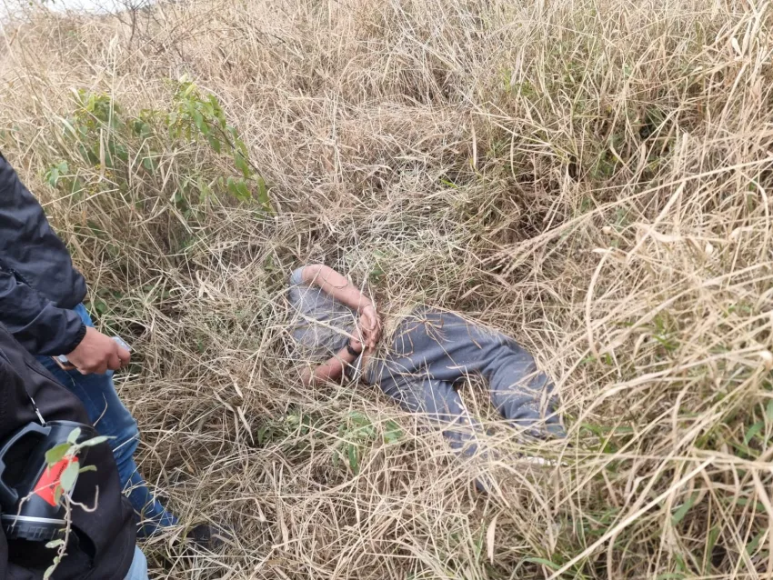 Atacó a su ex pareja, apuñaló a su hija y quiso prender fuego la casa: la Policía lo atrapó en un descampado