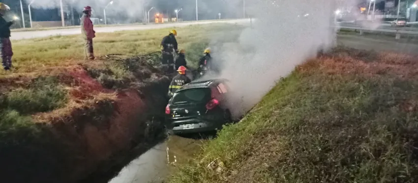Esquivó a un perro en Ruta 11 y terminó despistando y con el auto explotado