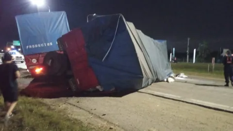 Vuelco de acoplado en la autovía Nicolás Avellaneda provocó susto pero no dejó personas lesionadas