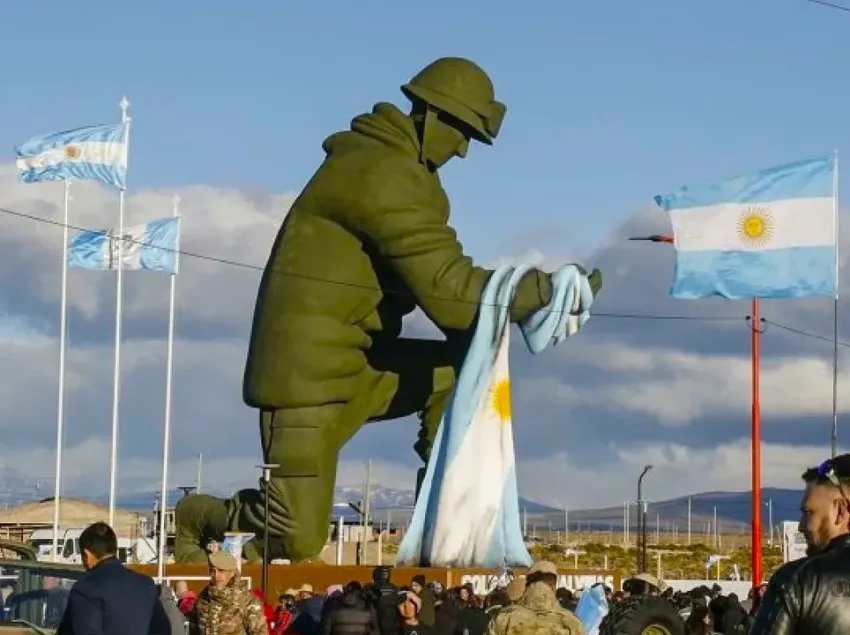 Se inauguró un enorme monumento que homenajea a los veteranos de Malvinas en la Patagonia