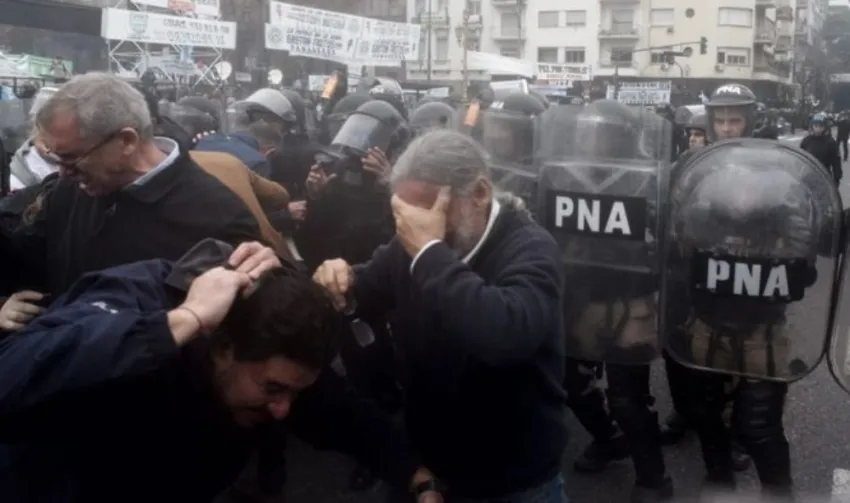 Tensión en el Congreso: rociaron con gas pimienta a diputados de la oposición que marchaban afuera