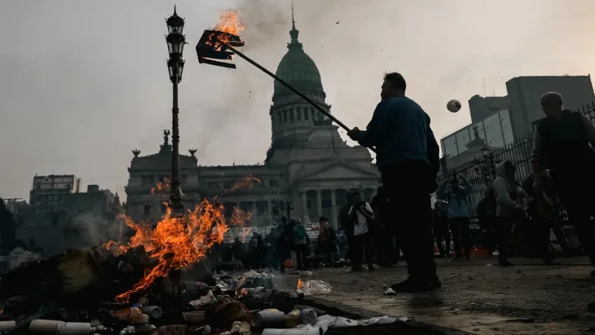El Senado no dio cuarto intermedio por los incidentes afuera del recinto y sigue el debate de la Ley Bases