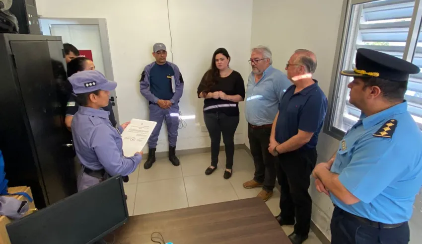 El diputado Vargas entregó un reconocimiento a la oficial Marcela Cardozo por hallar a una menor desaparecida