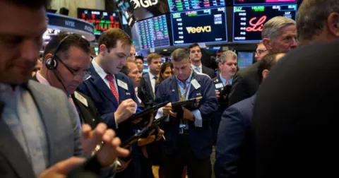 Reacción del mercado a la Ley Bases: volaron las acciones, bajó el riesgo país y cayó el dólar blue