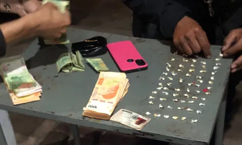 Demoraron en Tirol a un «dealer» de 16 años: llevaba dinero y 71 envoltorios de cocaína