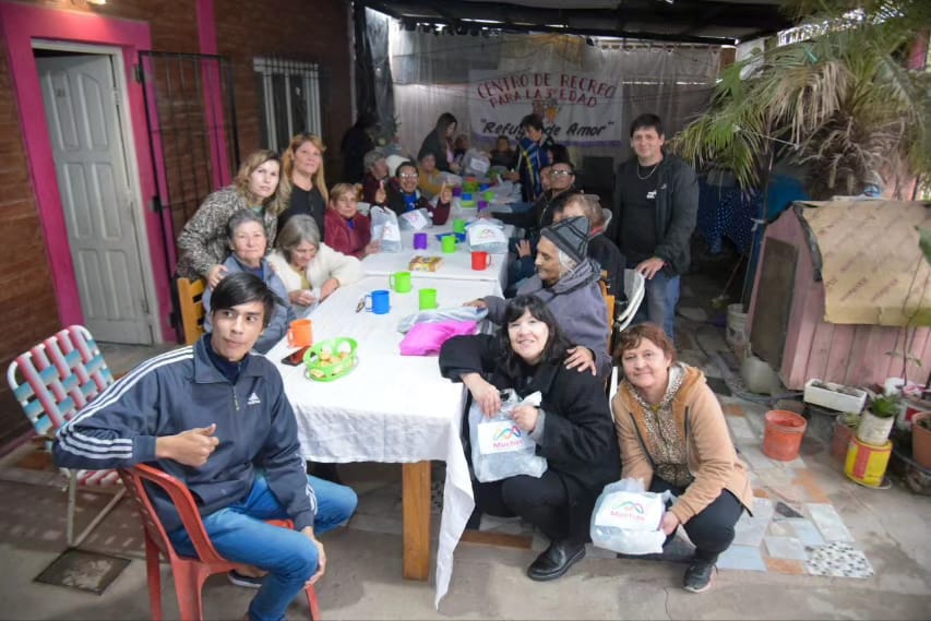 Cuesta entregó ropa de abrigo al centro de adultos mayores Refugio de Amor