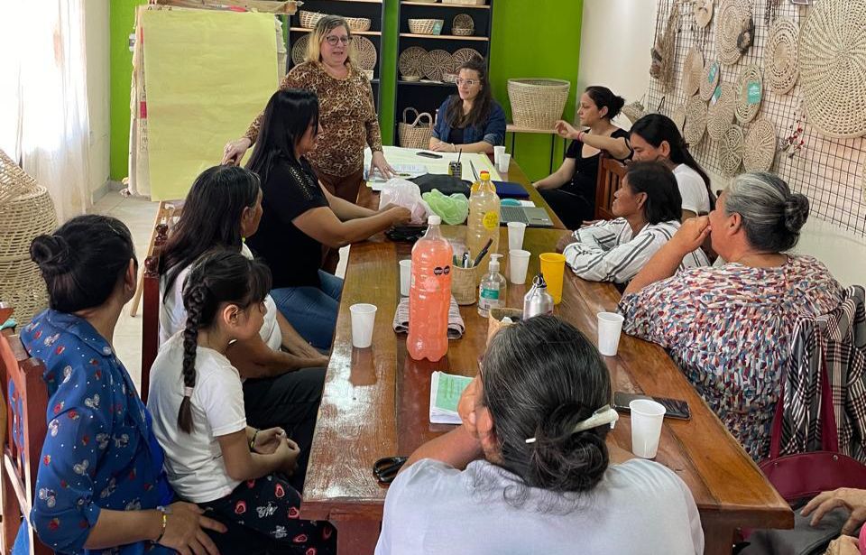 Producción mantiene el acompañamiento a instituciones de Artesanas QOM