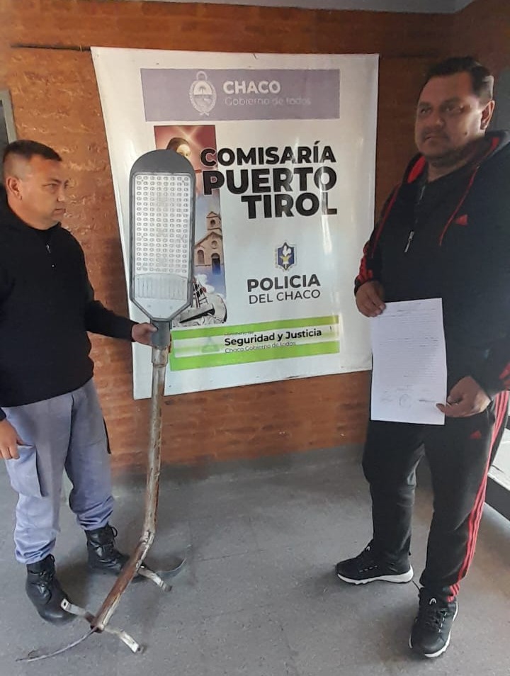 Pto. Tirol: Lo atraparon cuando se llevaba una lámpara de alumbrado público
