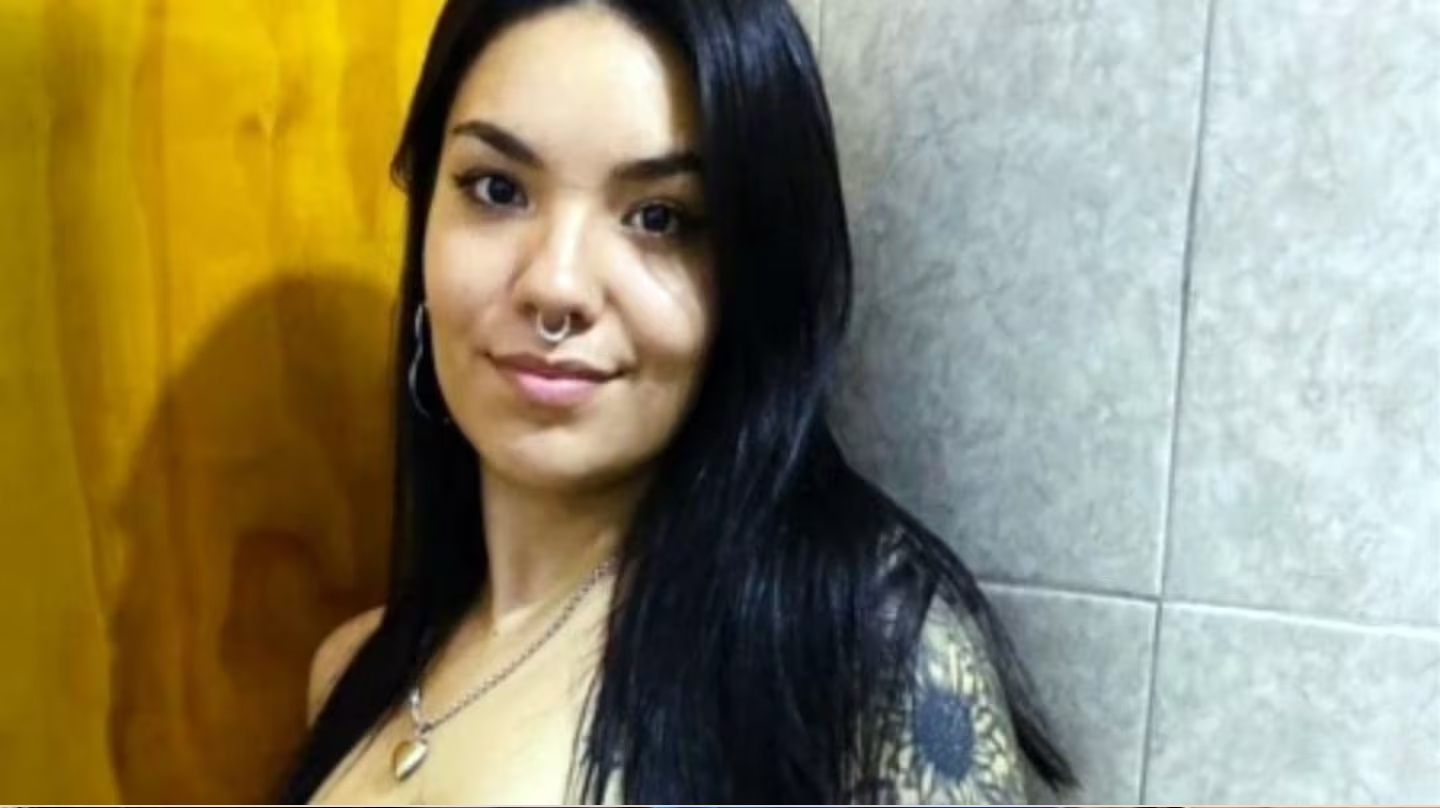 Una joven cayó desde un cuarto piso y su novio dijo que quiso pasar de un balcón a otro “para hacer pis”