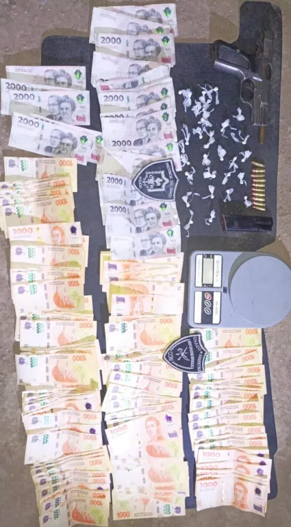 Detienen a un joven de 24 años con droga, un arma y dinero en efectivo