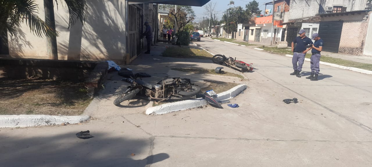 Dos motos chocaron en Villa del Oeste, un conductor falleció