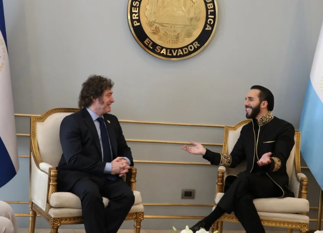 Javier Milei se reunió con Nayib Bukele en El Salvador: “¿Cómo es esto de ser reelecto?”