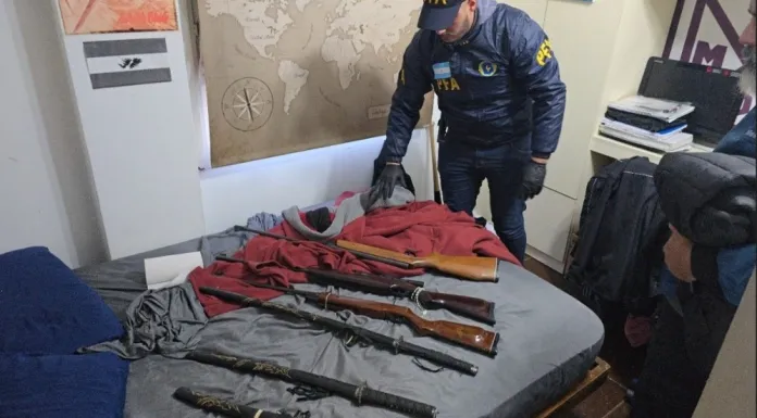 Lo detuvieron por difundir material nazi en las redes y encontraron un arsenal en su casa