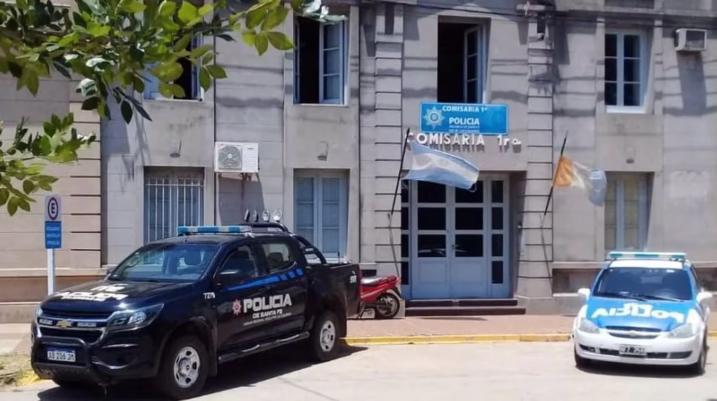 Una policía tuvo sexo con un preso en una celda y la descubrieron porque se grabaron con un celular