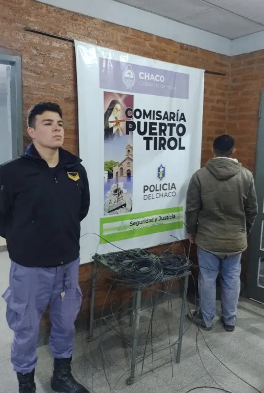 Ladrón descuidado en Tirol, caminaba con capucha por la calle vendiendo cables robados