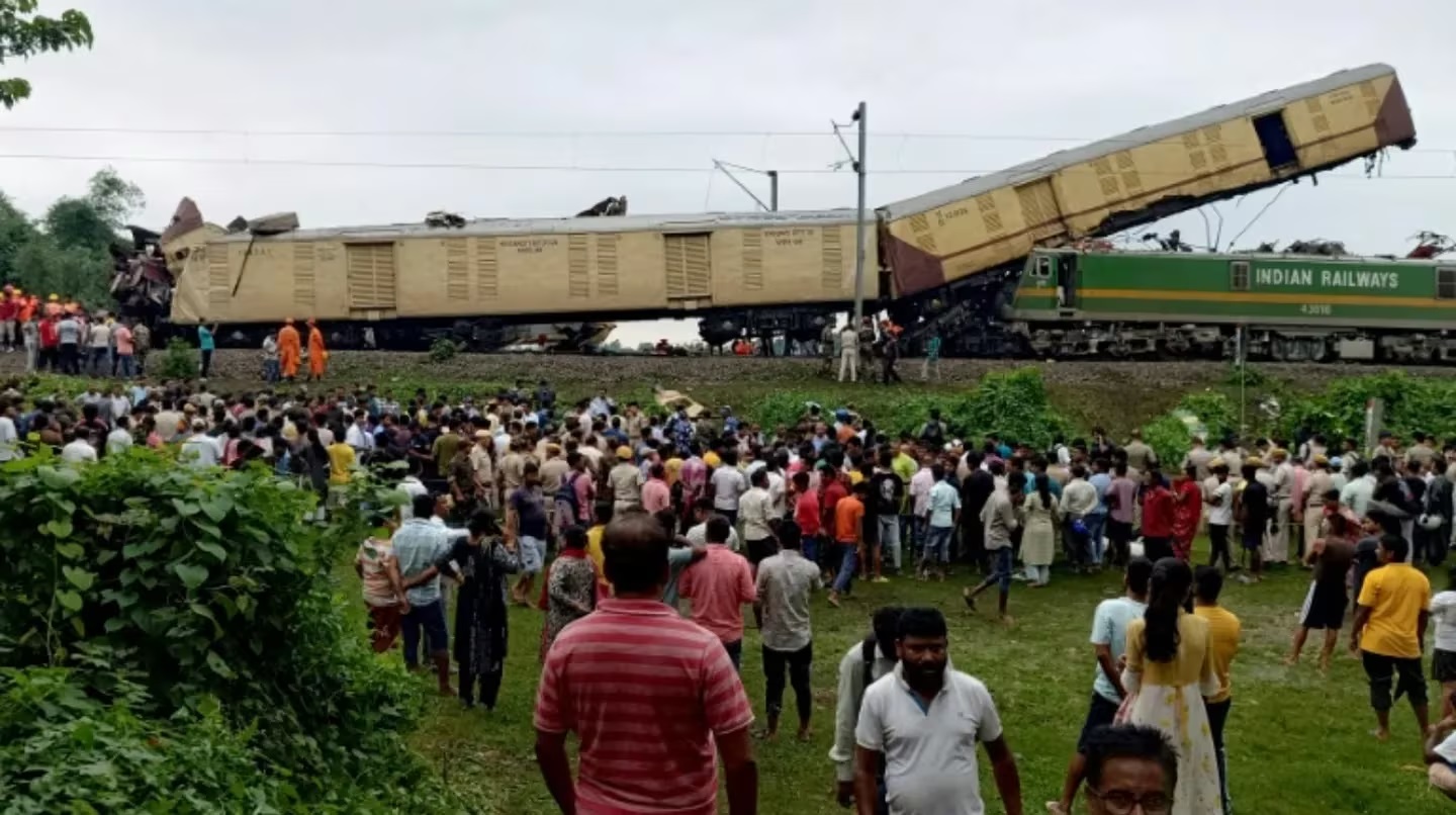 Chocaron dos trenes en la India: hay al menos ocho muertos y decenas de heridos