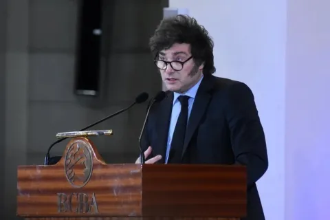 Milei apuntó contra los legisladores opositores: «Voy a vetar todas las leyes de los degenerados fiscales»