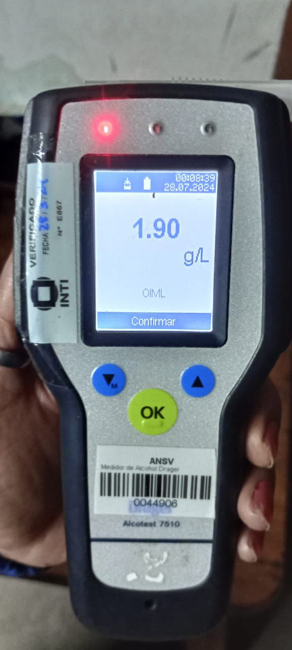 Circulaba alcoholizado, chocó varios vehículos y terminó en una alcantarilla. El conductor tenia 1.90 de alcoholemia