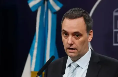 El exdirector de Discapacidad le respondió a Adorni y se refirió a la polémica radiografía del perro