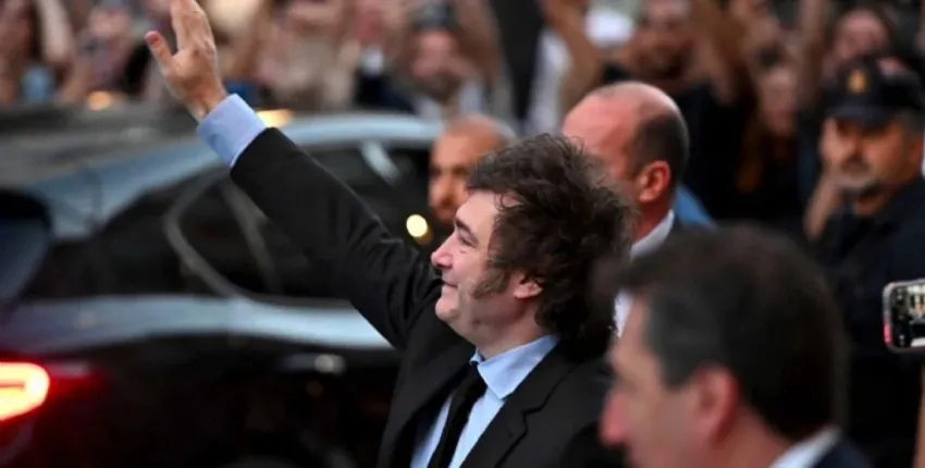 Javier Milei regresa hoy a la Argentina tras su viaje a París, con la mira puesta en su discurso en La Rural