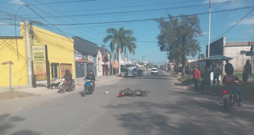 Siniestro vial en un barrio de Sáenz Peña terminó con un motociclista de 19 años herido
