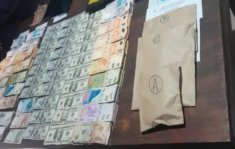 Allanaron dos casas por el robo de más de 20 mil dólares y detuvieron a un hombre por tenencia de cocaína