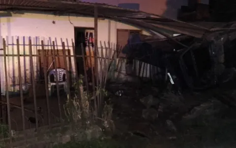 Chocó contra una casa en plena avenida Castelli y terminó hospitalizado con traumatismo de cráneo