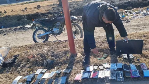 Robó una tienda de celulares, intentó vender los insumos en la calle, pero intervino la Policía