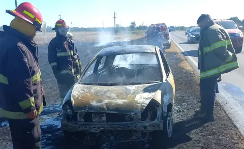 Se incendió un auto en la Ruta Nacional N°16: no hubo heridos