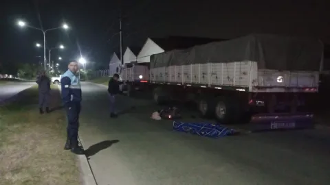 Madrugada fatal en Barranqueras: un motociclista embistió un camión estacionado y falleció