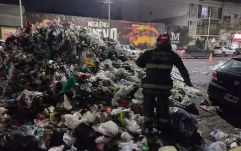 Conflicto por la basura: casi incendian un camión y descargaron los residuos en plena avenida