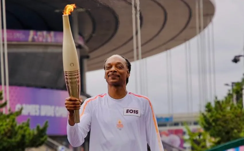Snoop Dogg llevó la antorcha olímpica previo a la ceremonia de apertura de los Juegos Olímpicos 2024