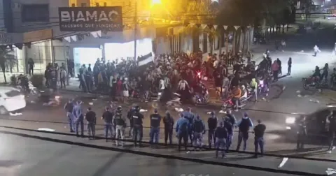 Hinchas de For Ever festejaban el aniversario cortando la calle: todo terminó con un policía lesionado y motos secuestradas