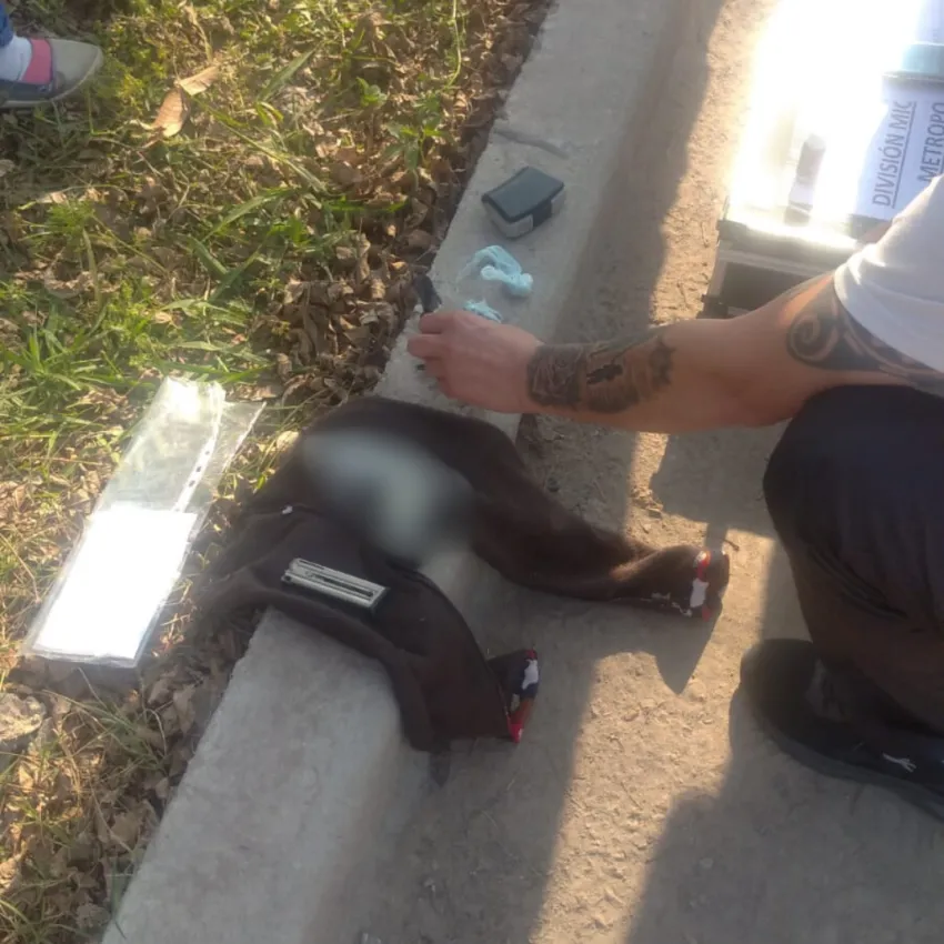 Amenazó con un arma a un penitenciario, huyó y abandonó a su acompañante: la mujer fue demorada