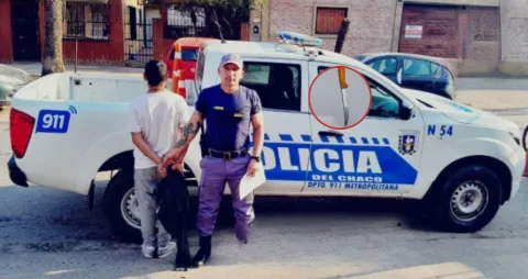 Caminaba por pleno centro de Resistencia con un cuchillo y la Policía lo detuvo