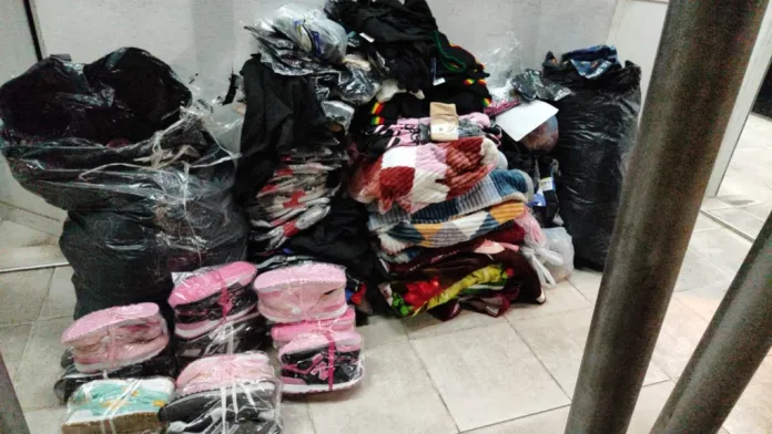 Caminera demoró un camión en el puente Chaco-Corrientes, con gran cantidad de ropa