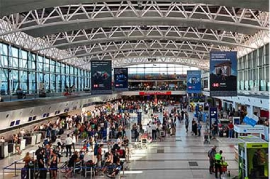 Caos en aeropuertos, trenes, hospitales y bancos por una falla informática a nivel mundial