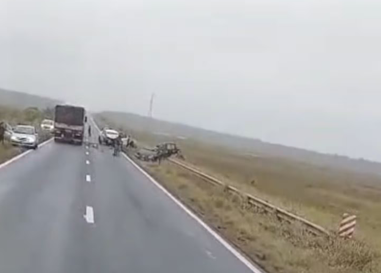 Brutal accidente en Corrientes: dos autos chocaron de frente, uno se partió a la mitad y murieron 5 personas