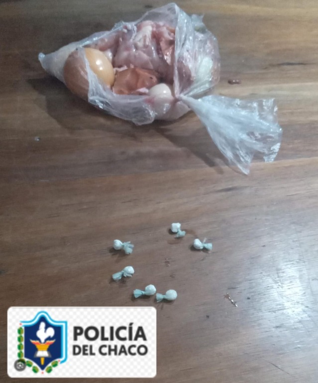 Quiso pasar droga y más de 100 mil pesos en el alimento para un preso, pero lo descubrieron