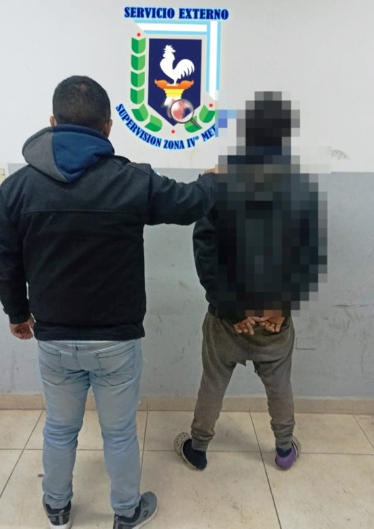 Robó el celular dentro de un colectivo y huyó, pero lo atraparon en los pasillos del barrio Chillillí