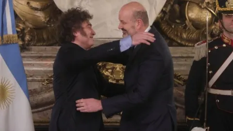 Milei designó a Federico Sturzenegger como el representante del Ejecutivo en el Consejo de Mayo