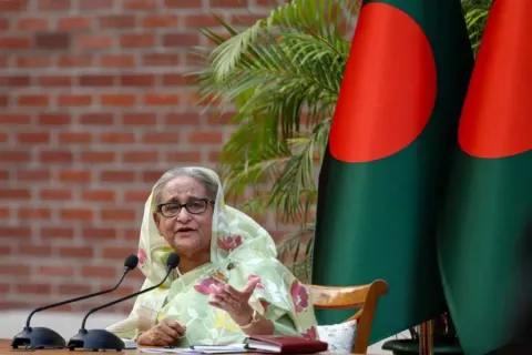 La primera ministra de Bangladesh renunció en medio de protestas masivas: hay un centenar de muertos
