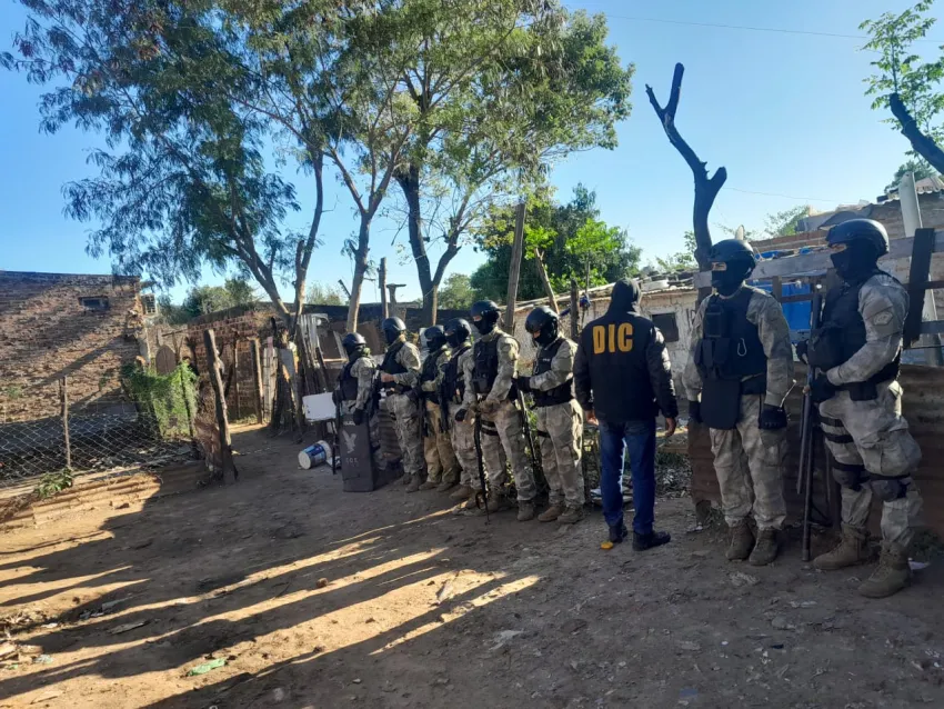 «Gatilleros» en Villa Prosperidad: tras varios allanamientos, detuvieron a un hombre de 28 años