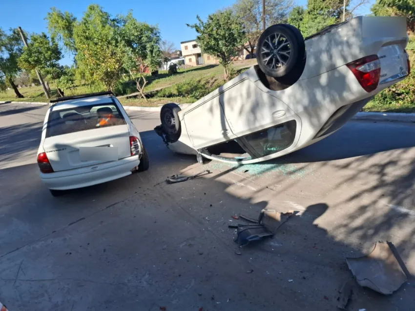 Impactante accidente: chocó contra un auto estacionado y volcó su vehículo